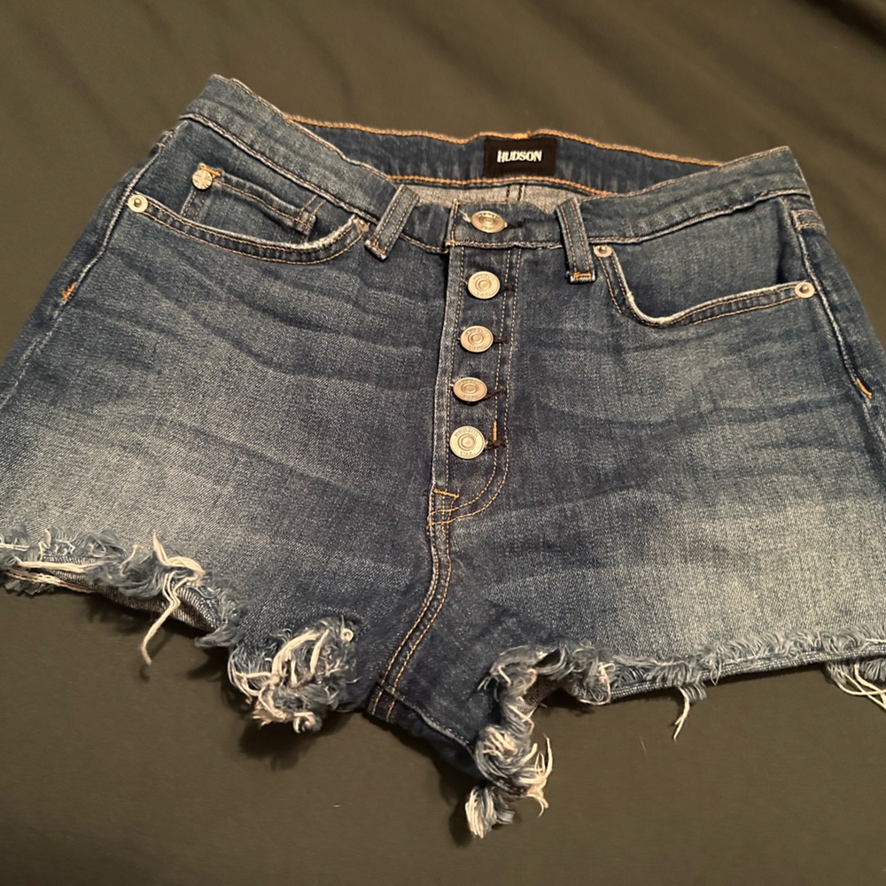 Hudson Jeans Cutoff Button Shorts Dark Wash Size 28 
Busted seam near tag